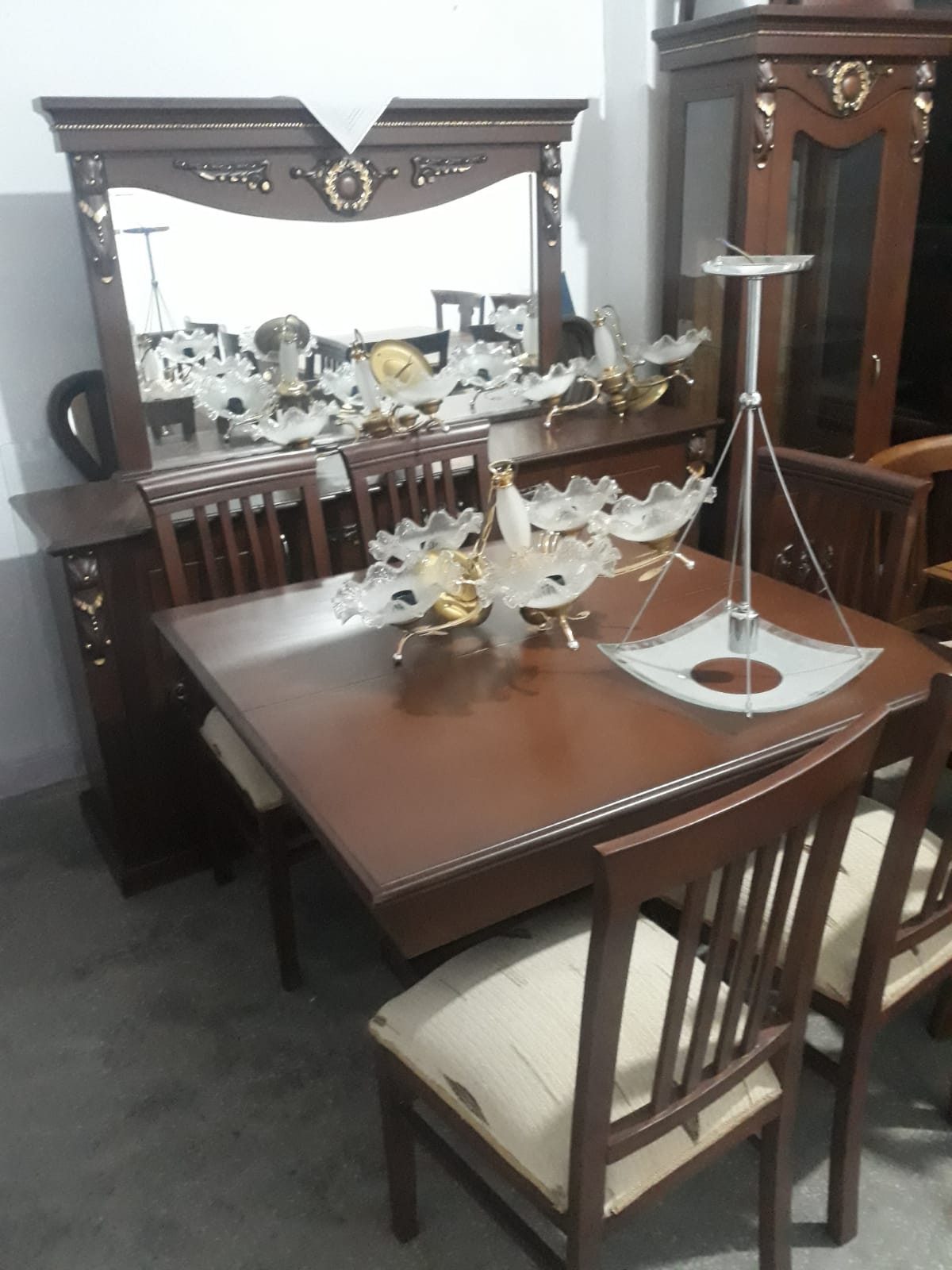 Gümüslük ve yemek takımı